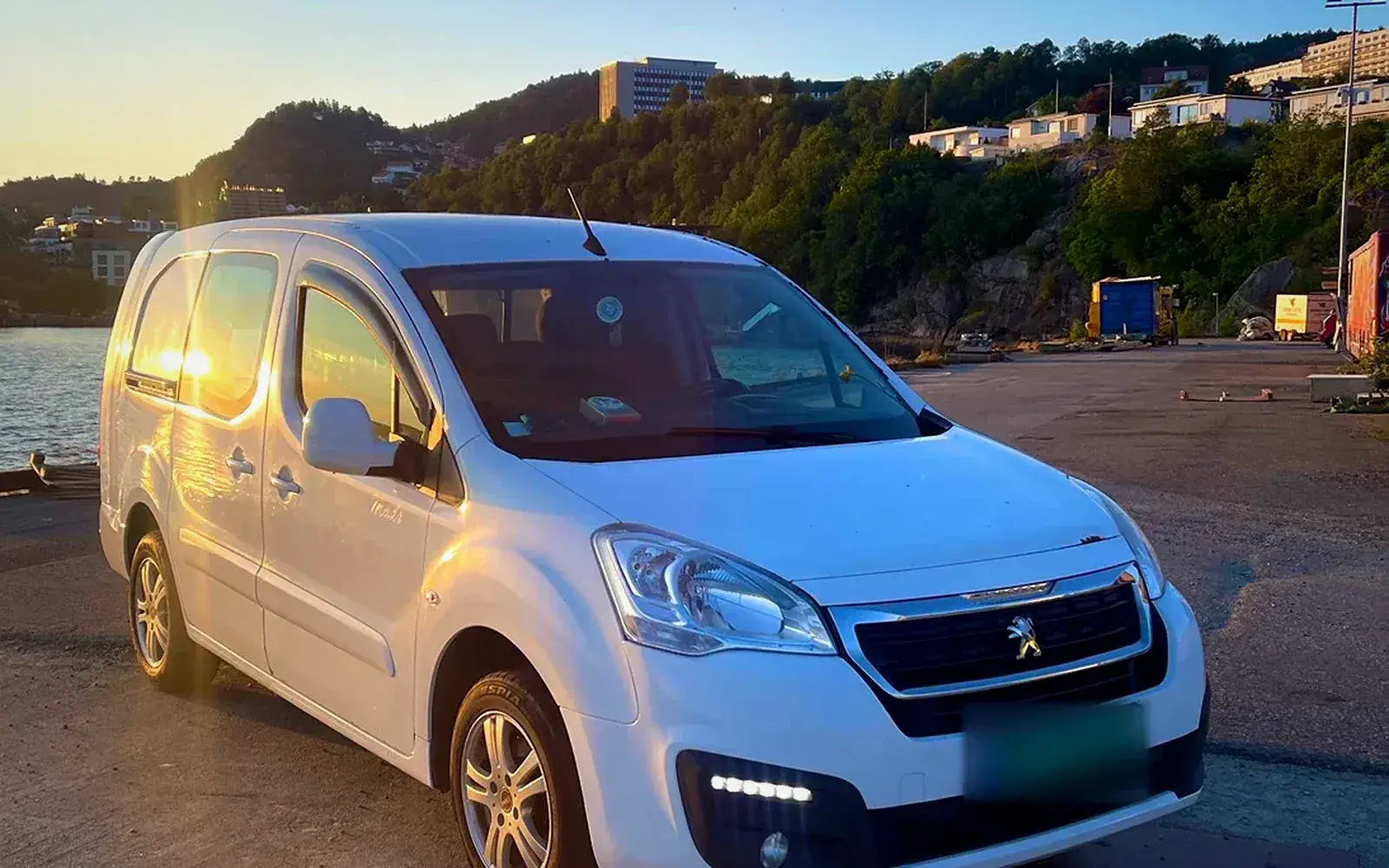 Hvit Peugeot Partner L2 varebil til leie i Bergen
