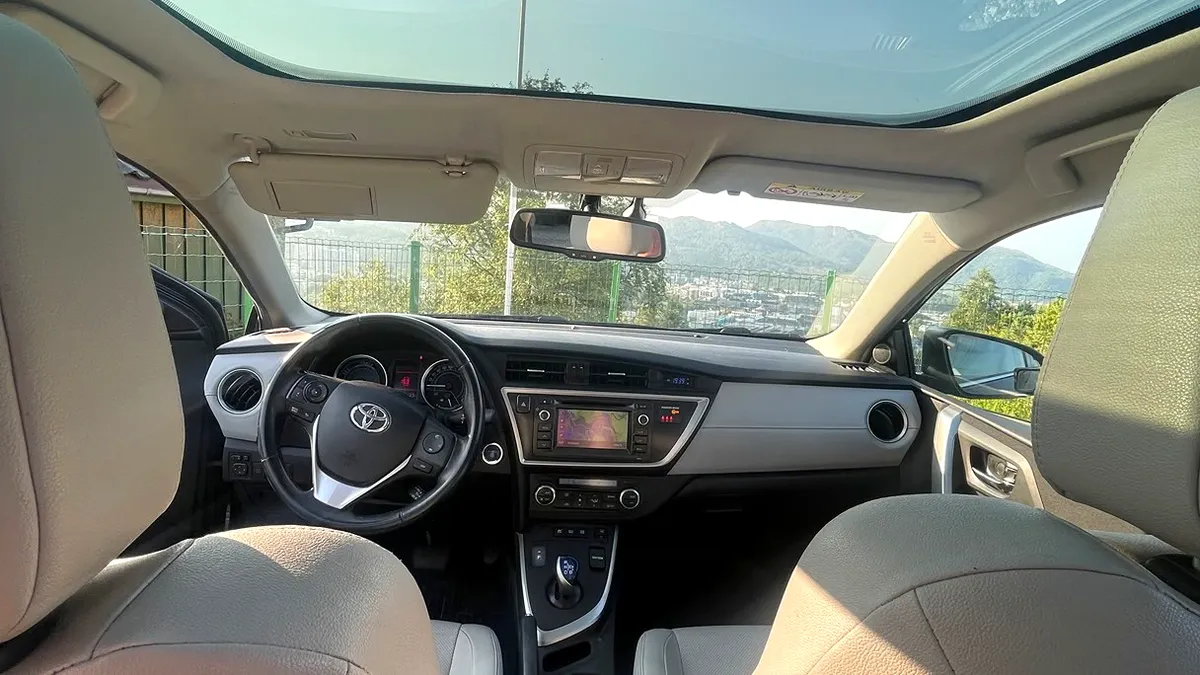 Panoramatak og dashbord i Toyota Auris Hybrid