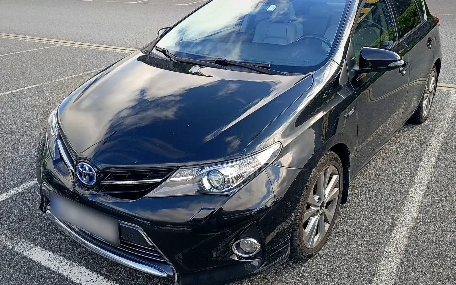 Svart Toyota Auris Hybrid 2013 med automatgir – leiebil i Bergen