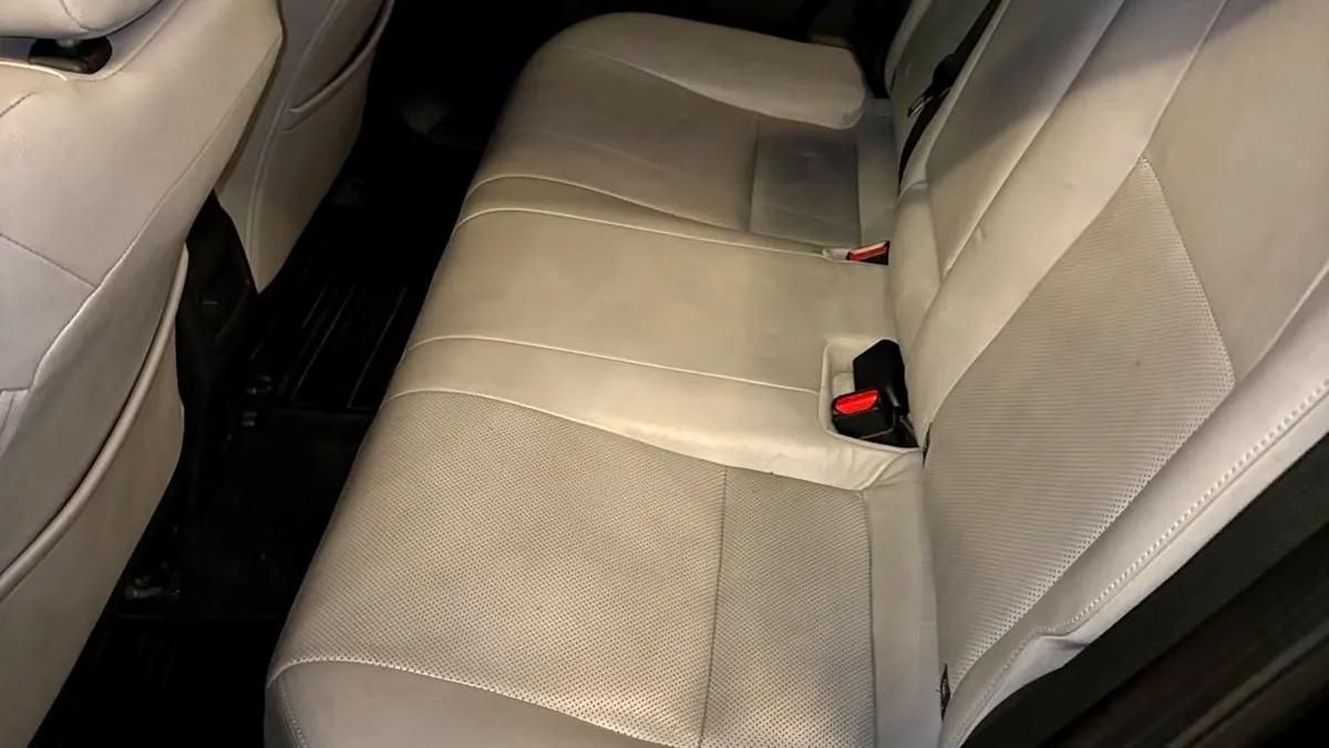 Hvite skinnseter i Toyota Auris Hybrid